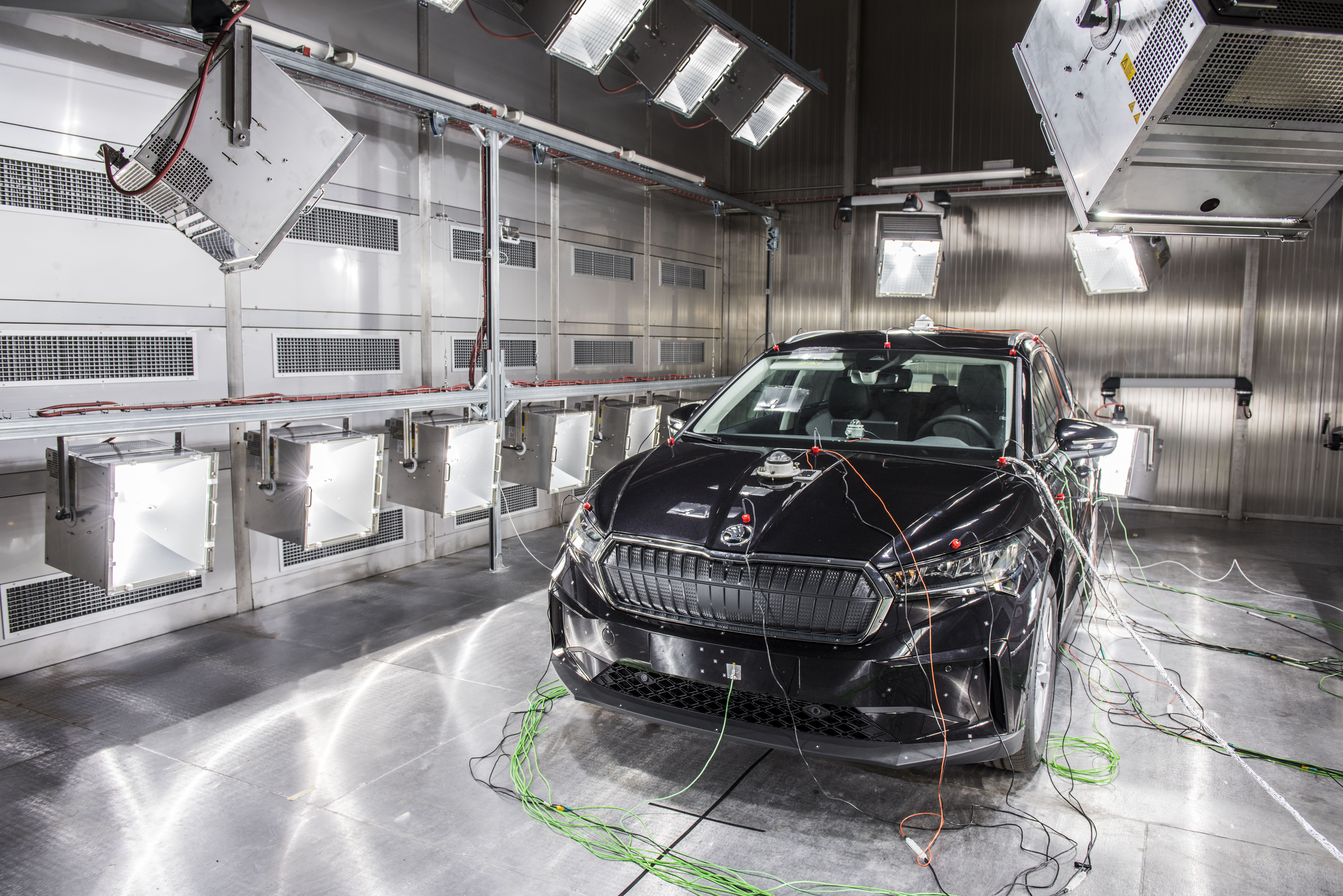 Drive-in solárna klimatická komora v Škoda Auto a.s. pre testovanie elektromobilov